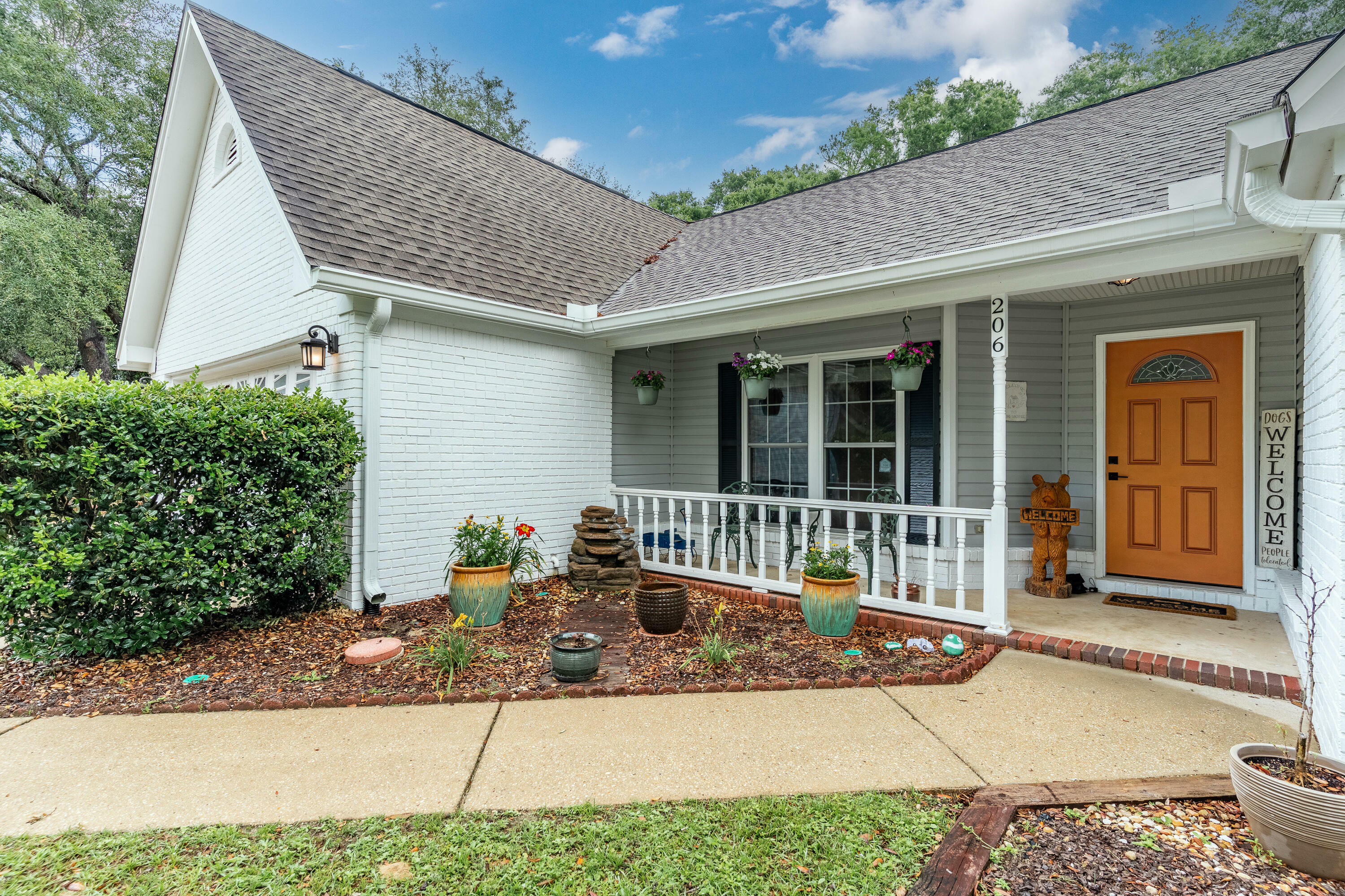 Property Photo: 206 Juniper Court FL 32539