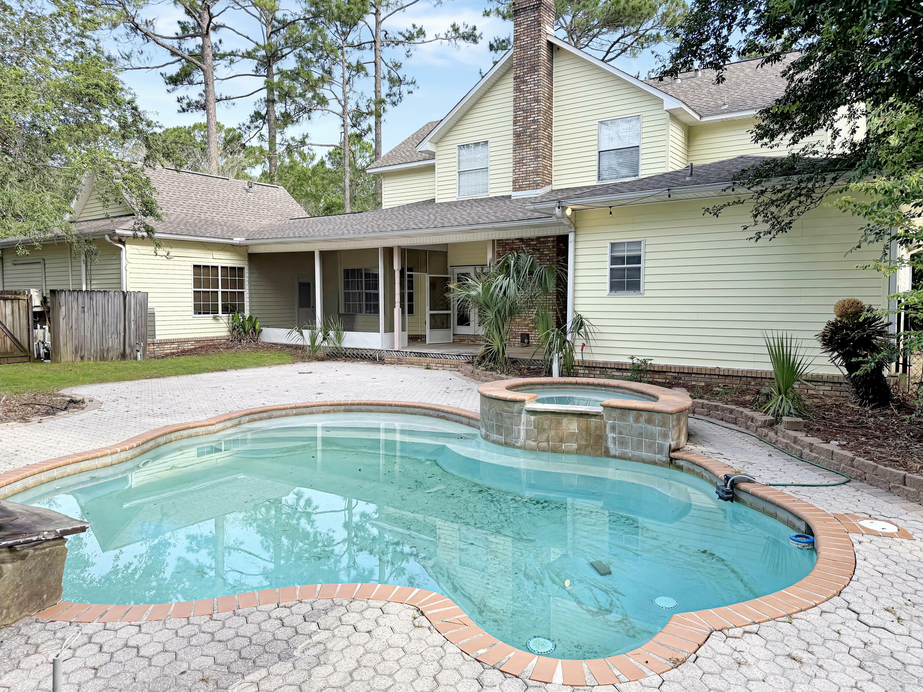 Property Photo: 4524 Woodlands Drive FL 32578