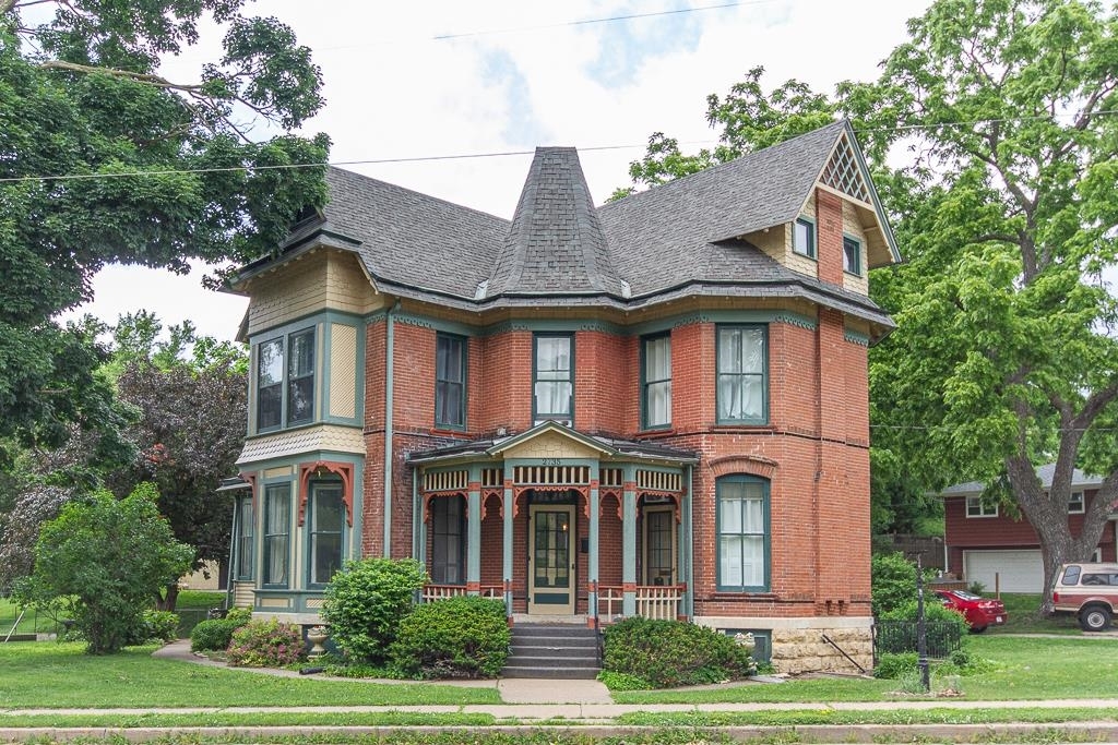 Property Photo: 2735 Windsor Avenue IA 52001