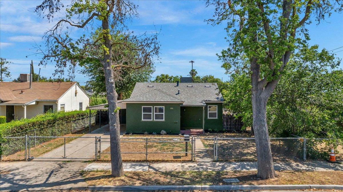 Property Photo: 435 W Valencia Avenue CA 93706