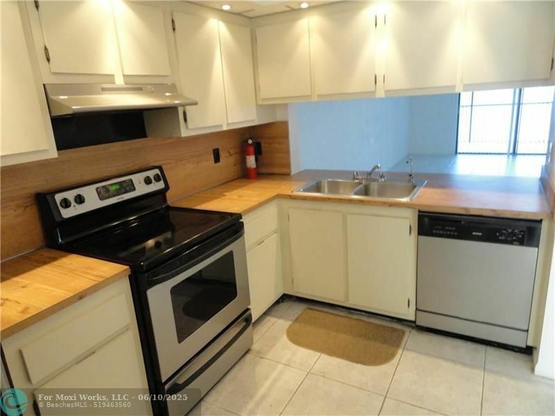 Property Photo: 110 Lake Emerald Dr 406 FL 33309