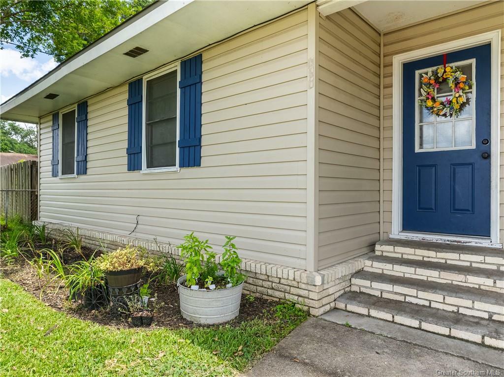 Property Photo:  210 E Miller Avenue  LA 70647 