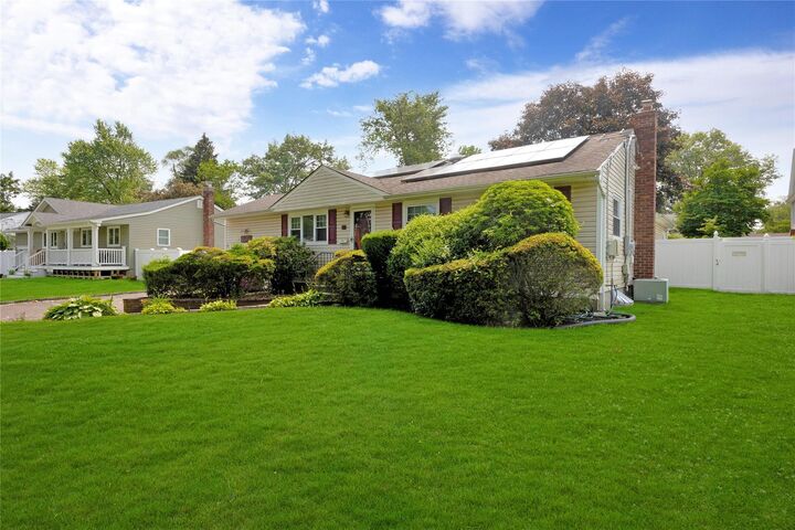 Property Photo:  53 Wiltshire Drive  NY 11725 