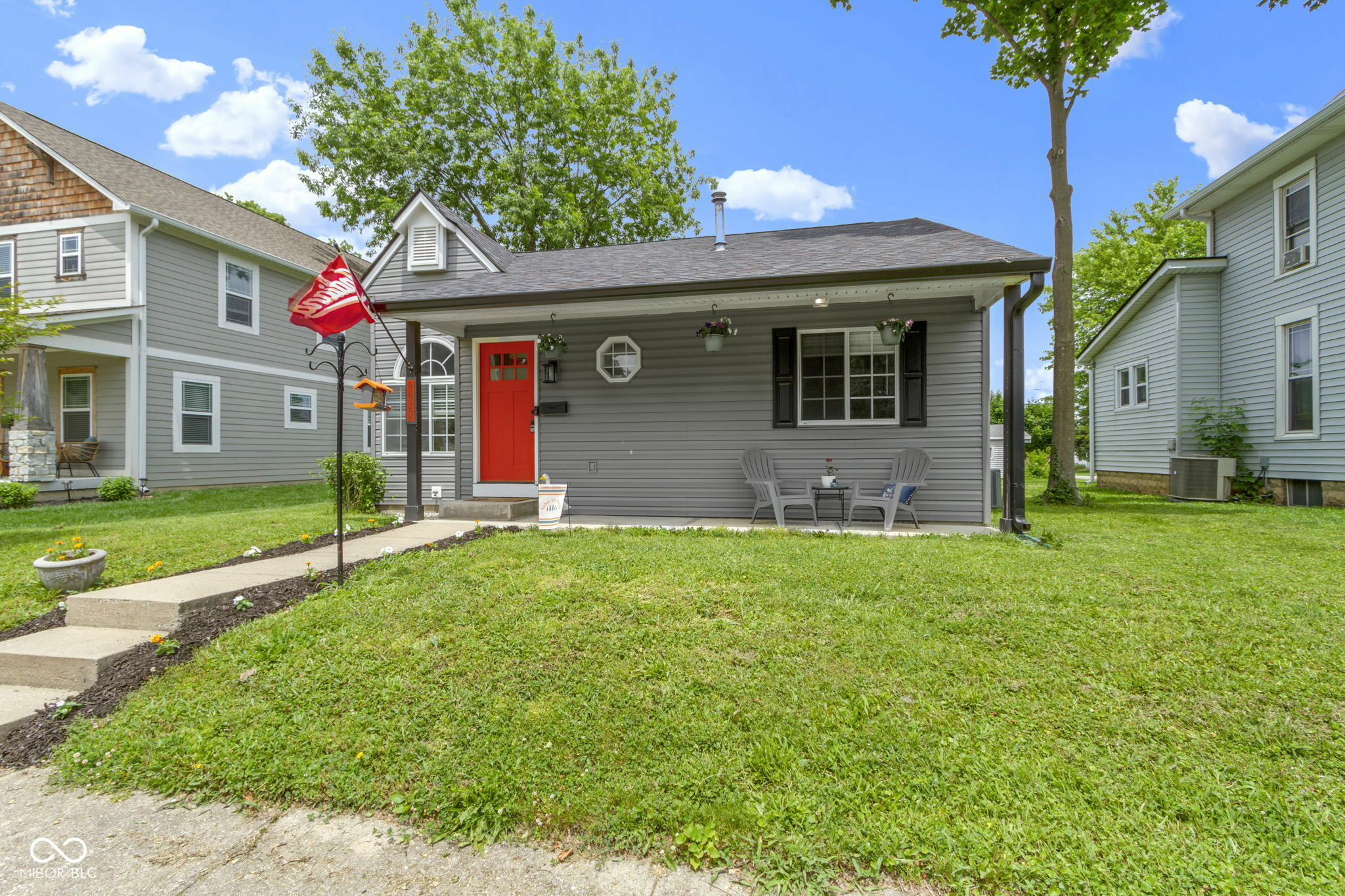 Property Photo: 422 W Broadway Street IN 46142