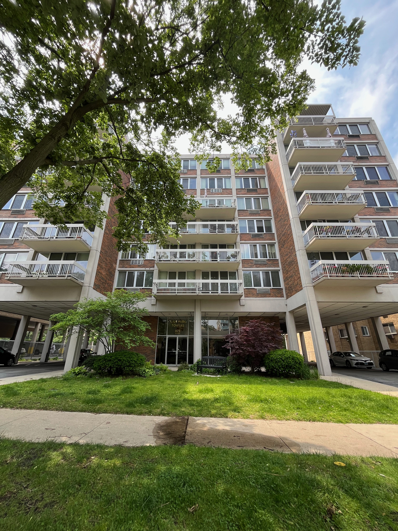 Property Photo: 165 N Kenilworth Avenue 4D IL 60301