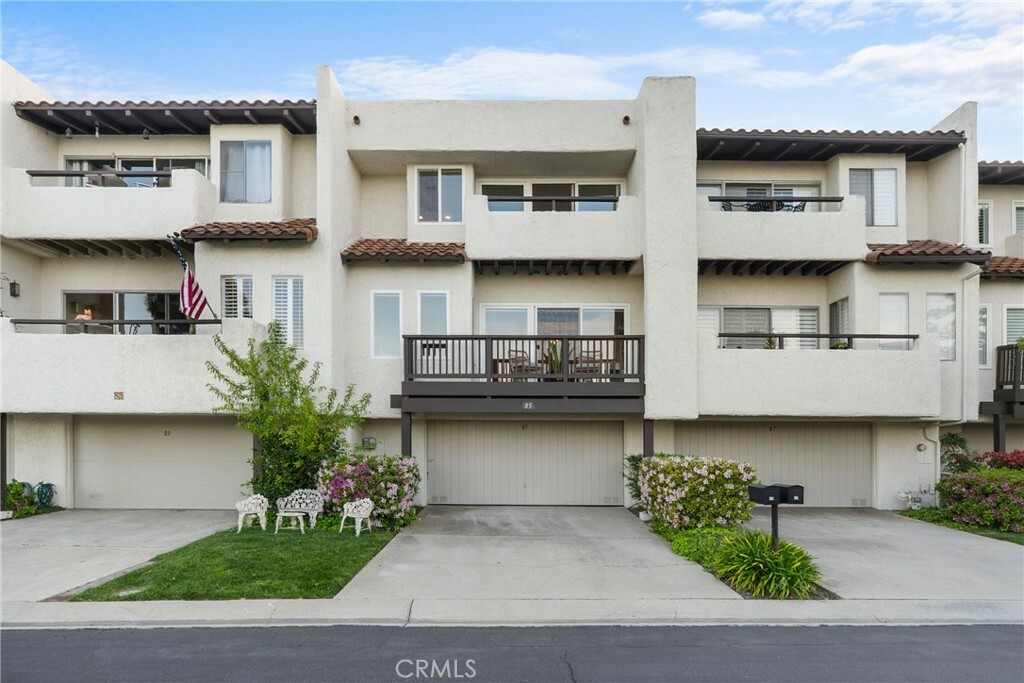 Property Photo: 85 Aspen Way CA 90274