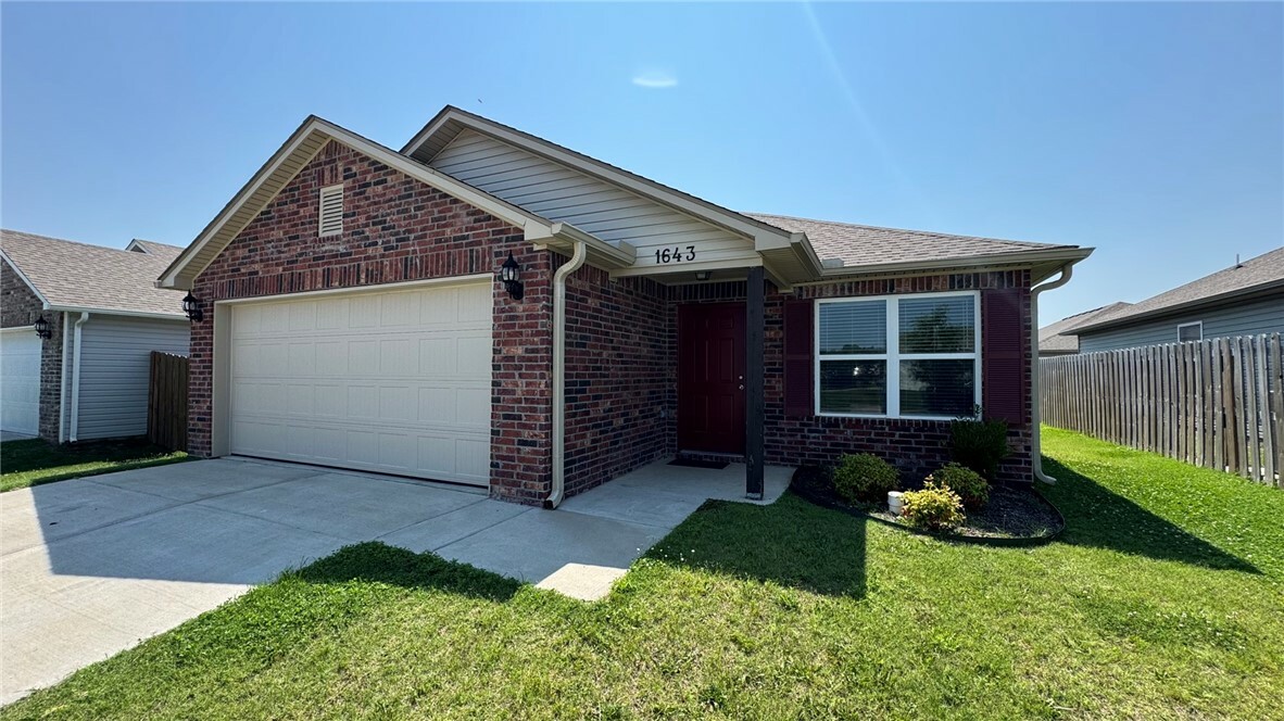 Property Photo: 1643 S Towhee Lane AR 72701
