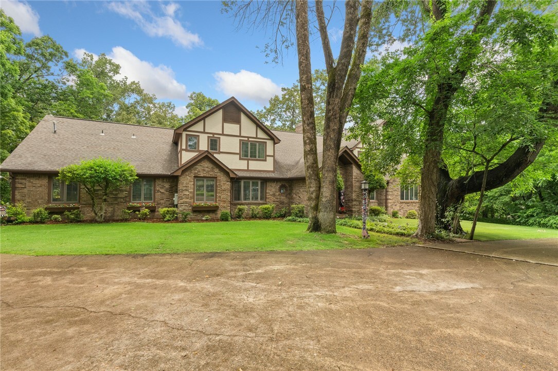 Property Photo: 2701 W Inwood Drive AR 72601