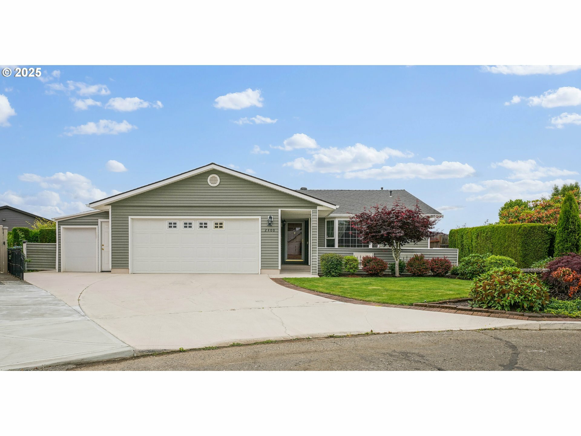 Property Photo:  2400 Santiam Dr W  OR 97071 