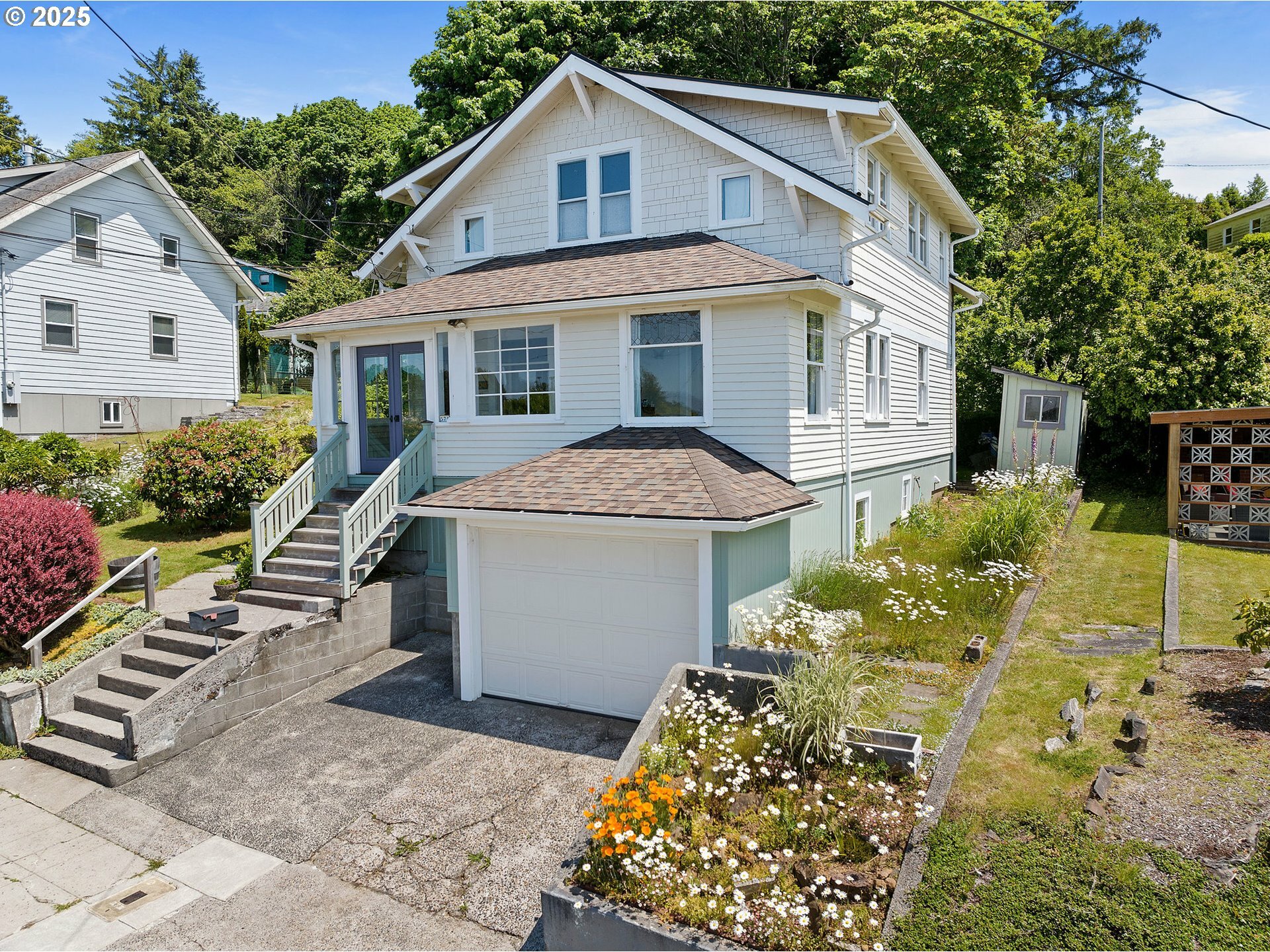 Property Photo: 571 Rivington Ave OR 97103