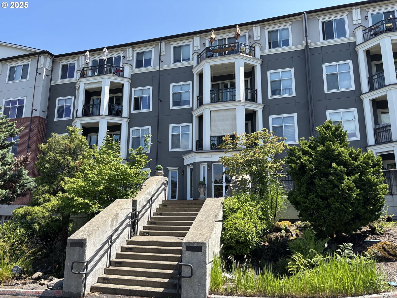 Property Photo:  196 SE Spokane St 106  OR 97202 