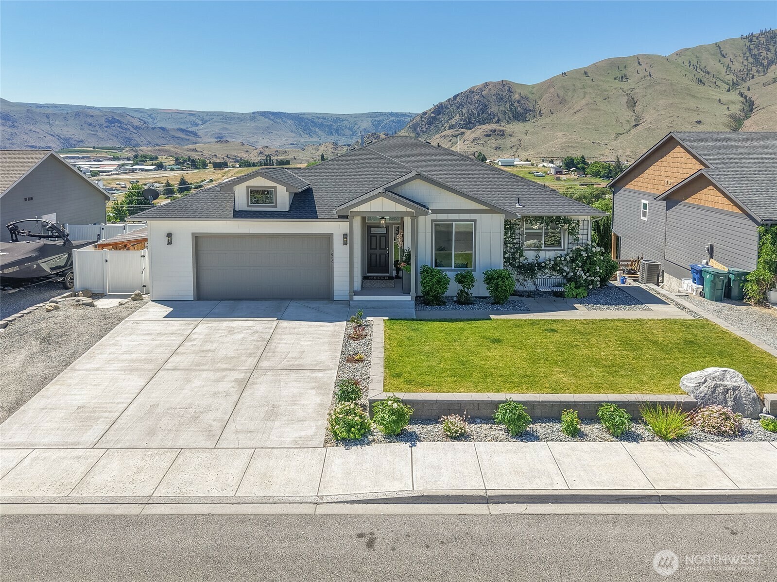 Property Photo:  1080  Sunset Lane  WA 98816 