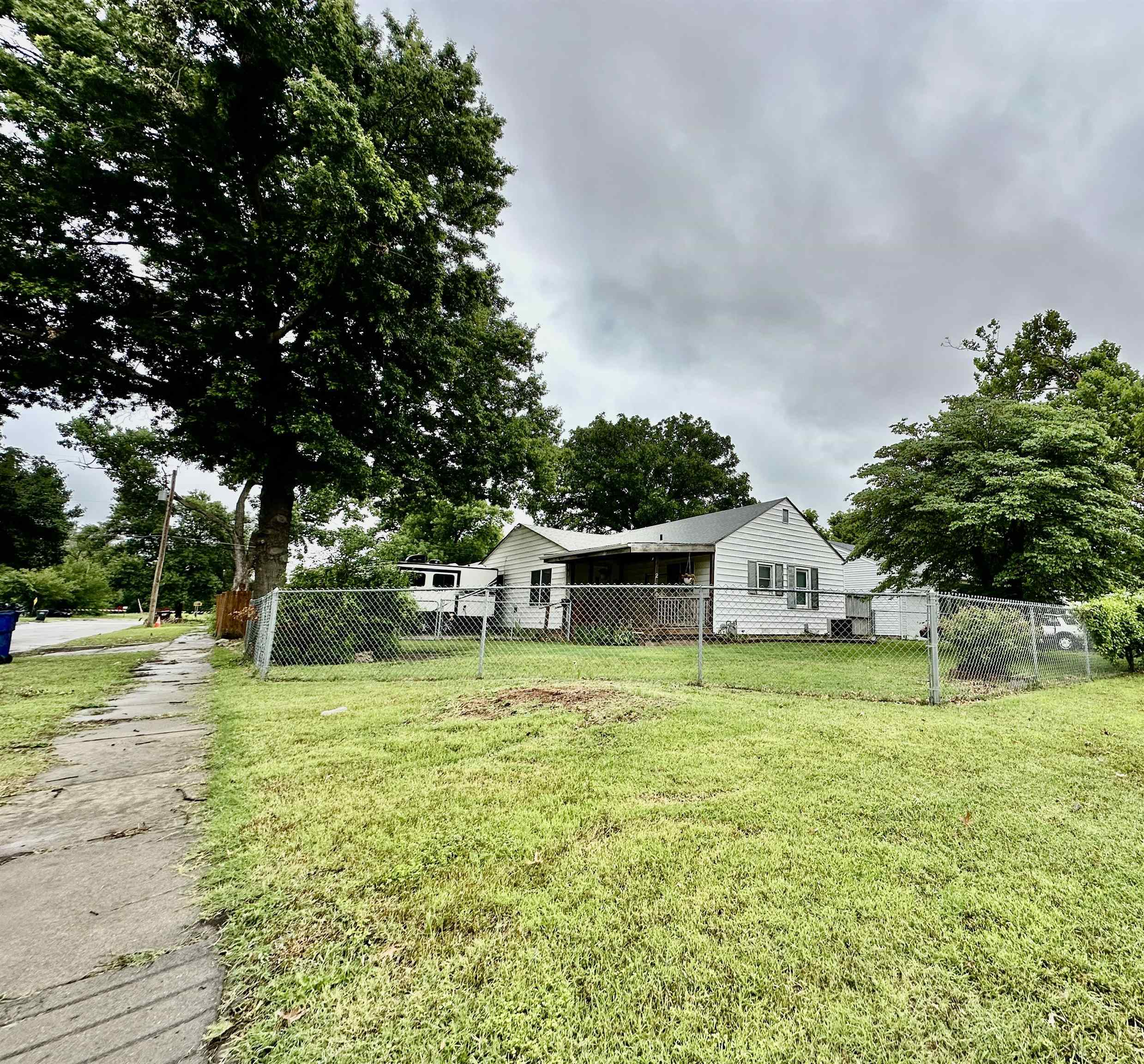 Property Photo: 2924 S Volutsia Ave KS 67216
