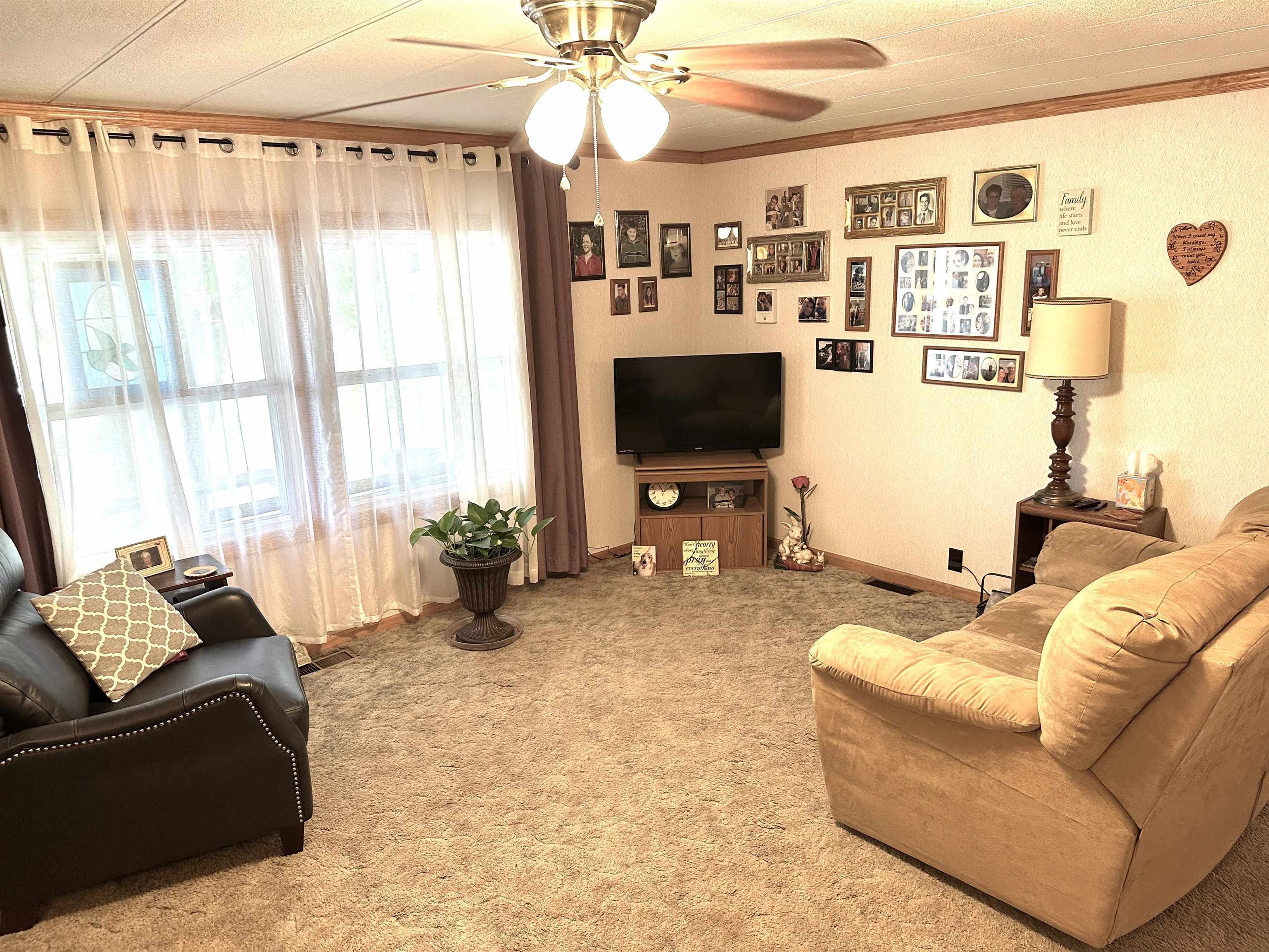Property Photo: 911 N Locust St KS 67104