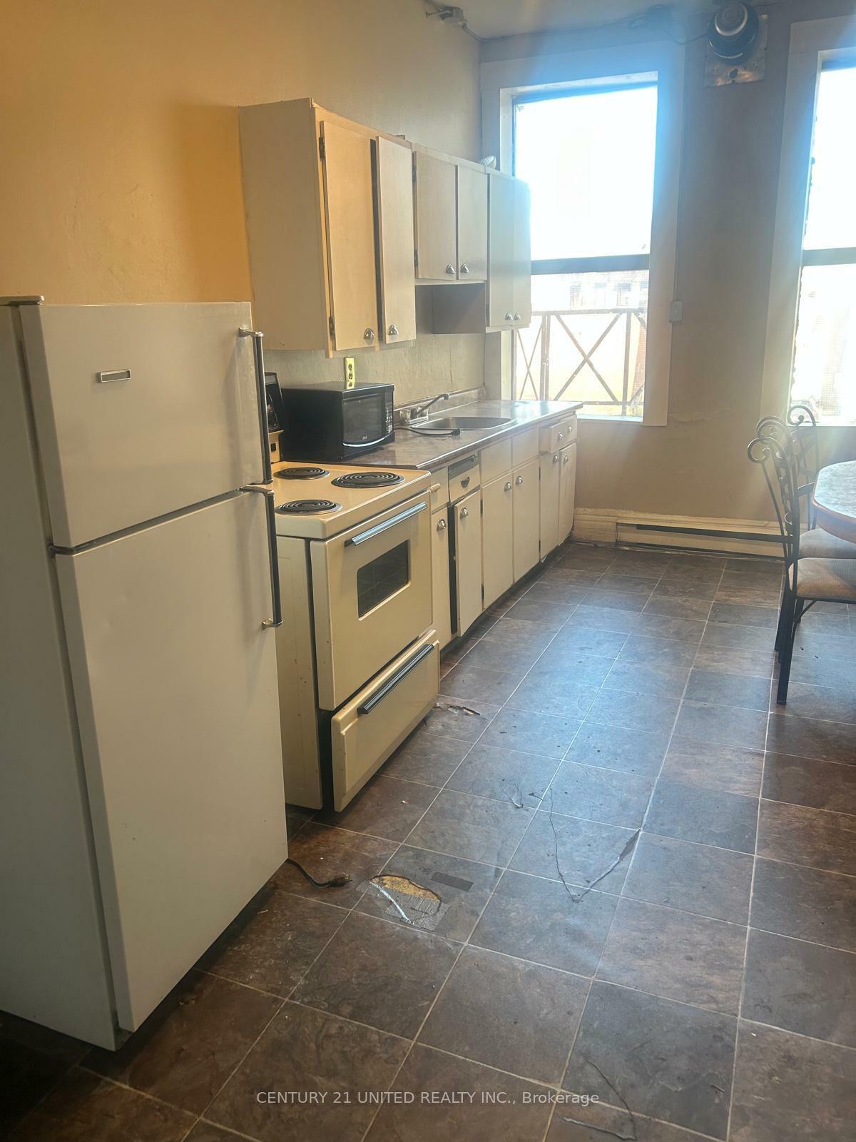 Property Photo:  164 Charlotte Street 5  ON K9J 2T7 