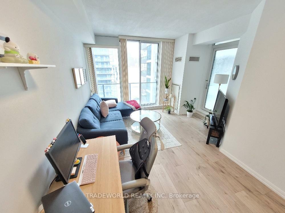 Property Photo: 111 Elizabeth Street 1552 ON M5G 1P7