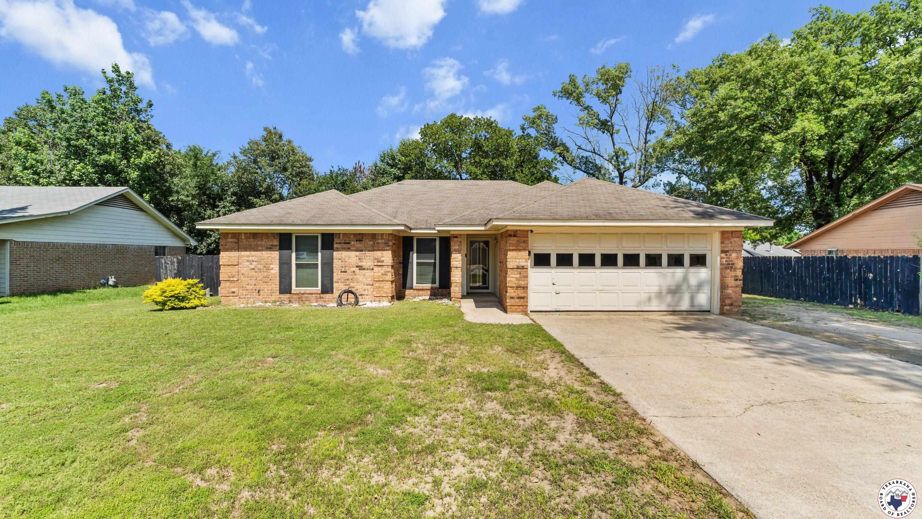 Property Photo: 208 Jeffrey Ln TX 75501
