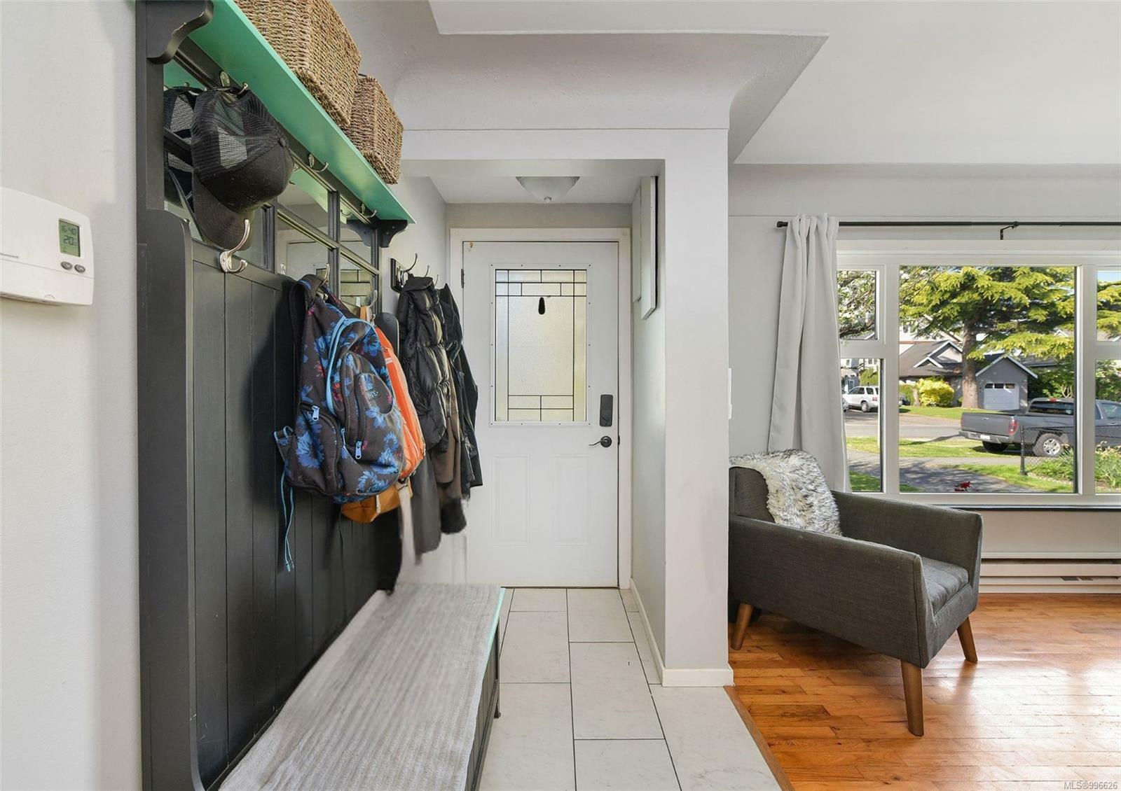Photo de la propriété: 89 Regina Ave BC V8Z 1J2
