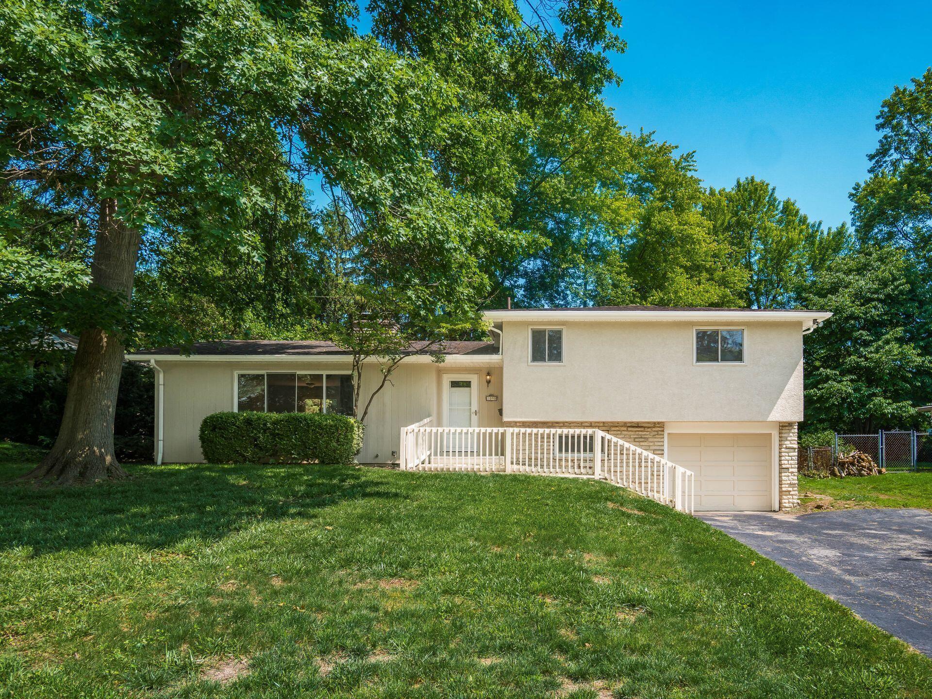 Property Photo: 1098 Stanhope Drive OH 43221