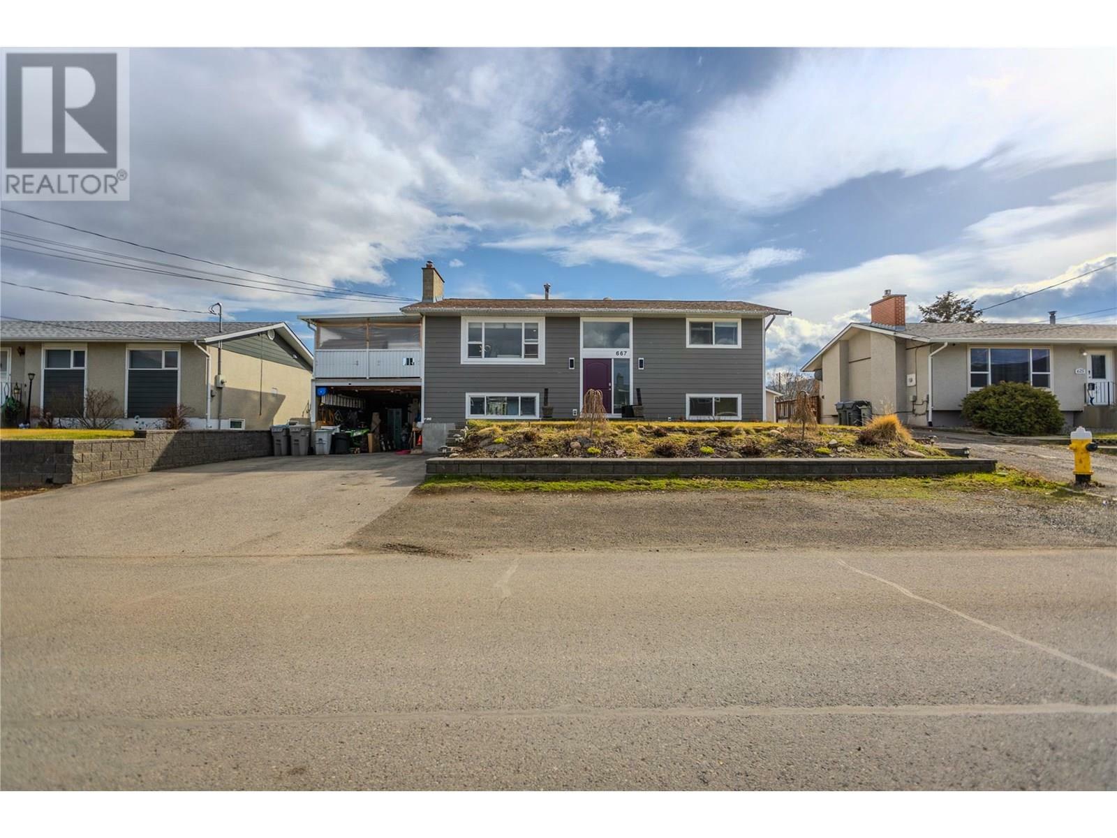 Property Photo: 667 Cumberland Avenue BC V2B 1Z1