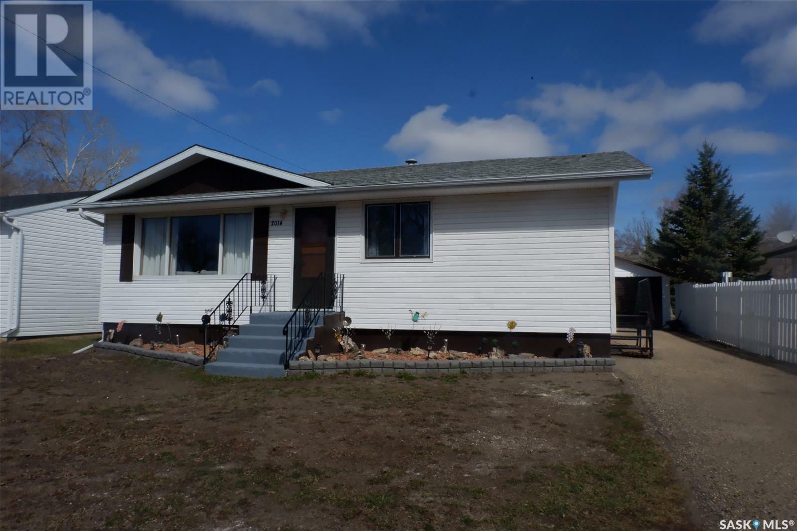 Property Photo:  2014 4th Street N  SK S0H 3R0 