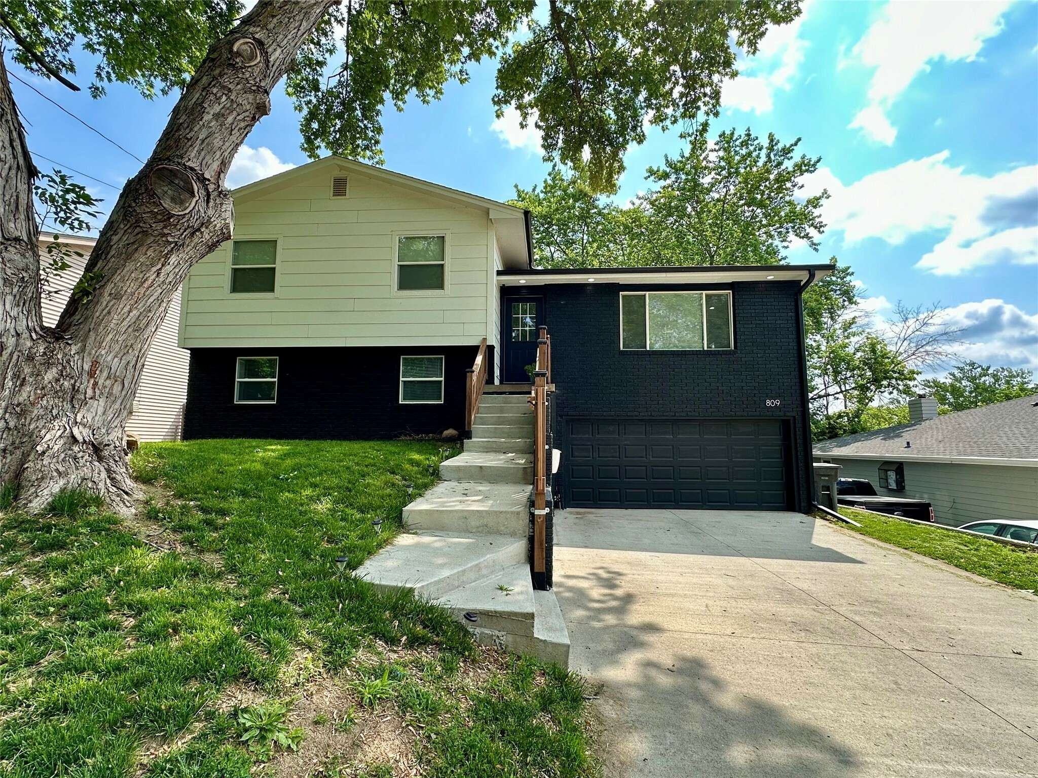 809 Knob Hill Drive  Des Moines IA 50317 photo