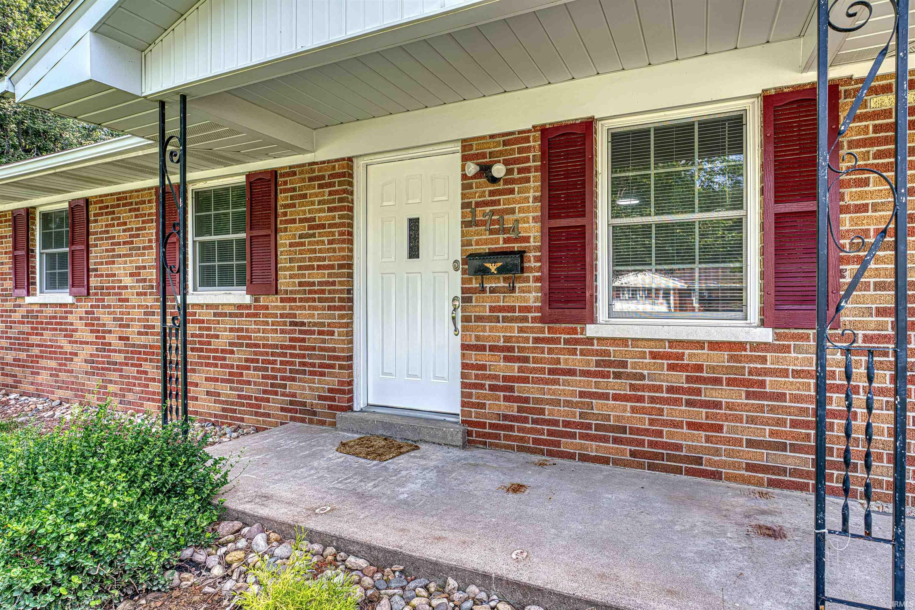 Property Photo: 1714 S Kenmore Drive IN 47715