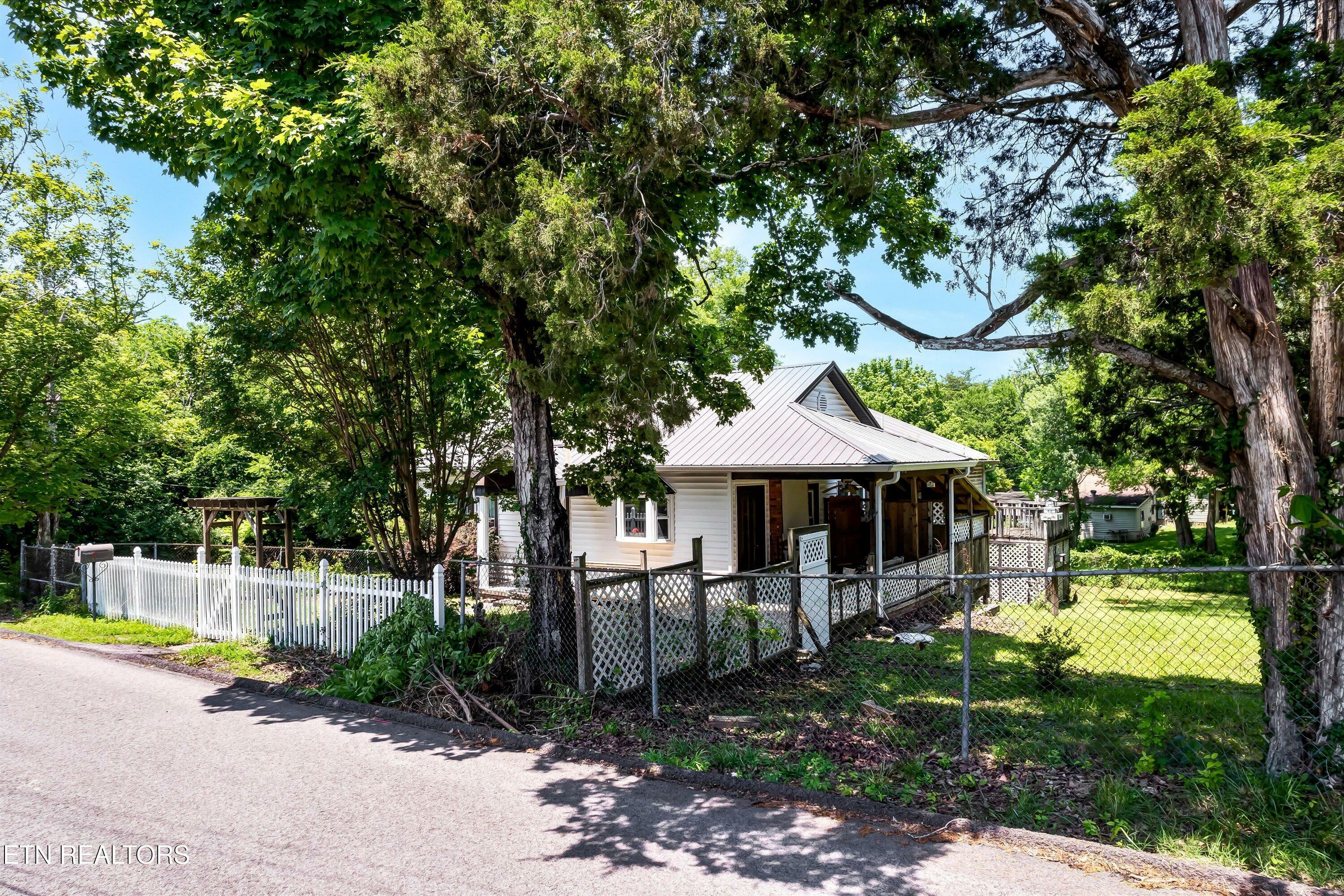 Property Photo: 917 Centeroak Drive TN 37920