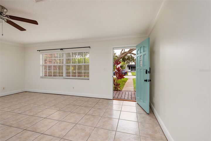 Property Photo: 121 28th Avenue N FL 33704