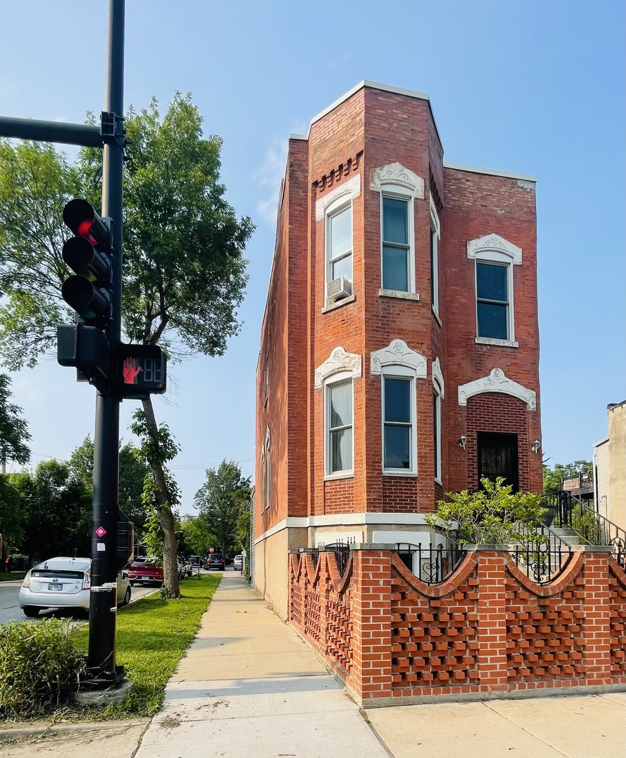 Property Photo: 2058 W Washington Boulevard IL 60612