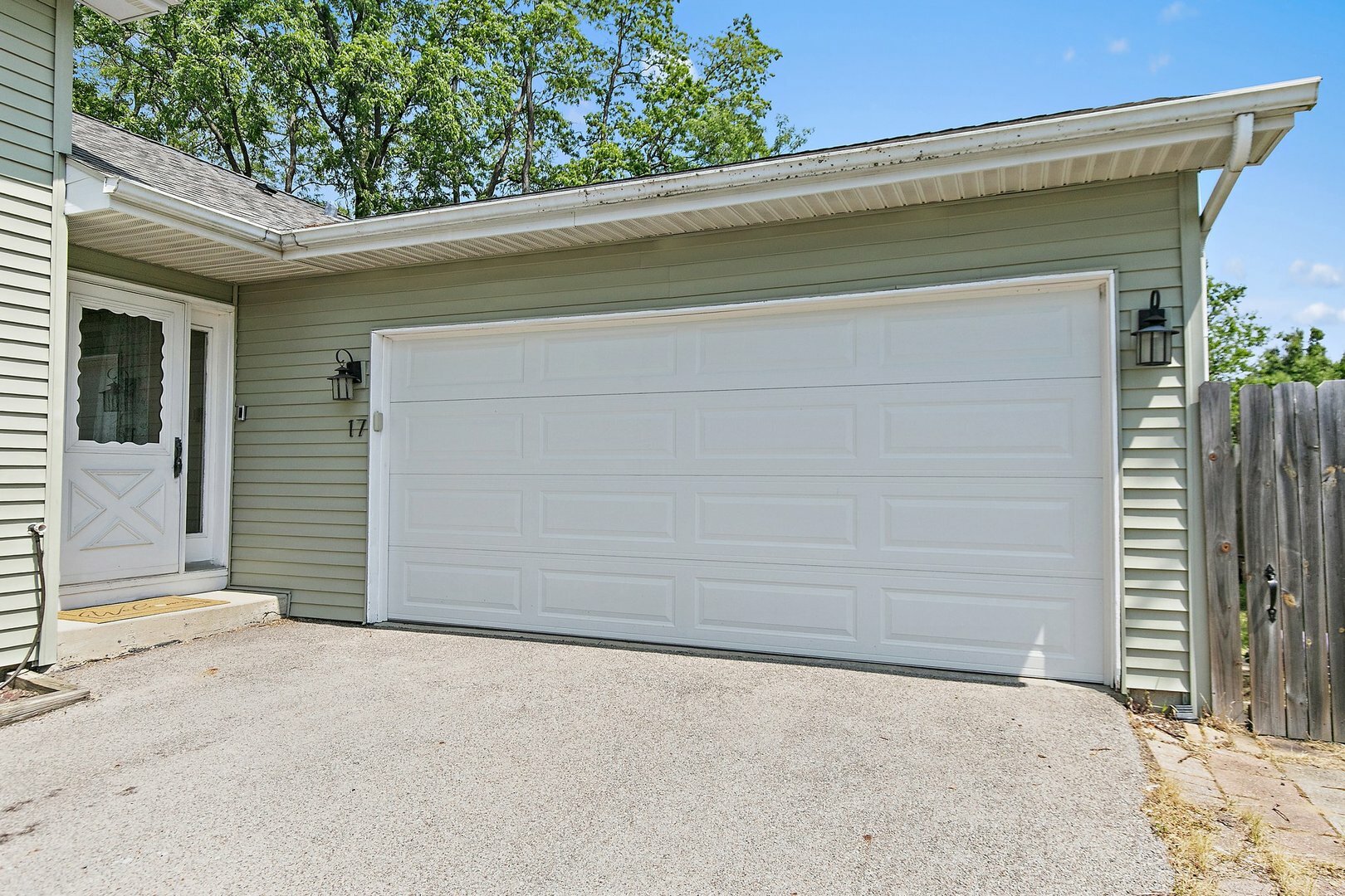Property Photo: 17 Autumn Lane IL 60107