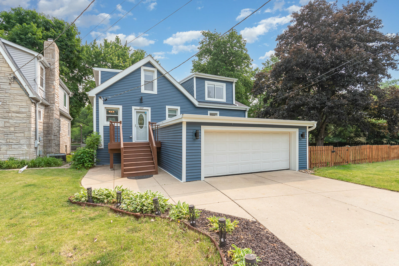 Property Photo: 1237 Fox River Drive IL 60102