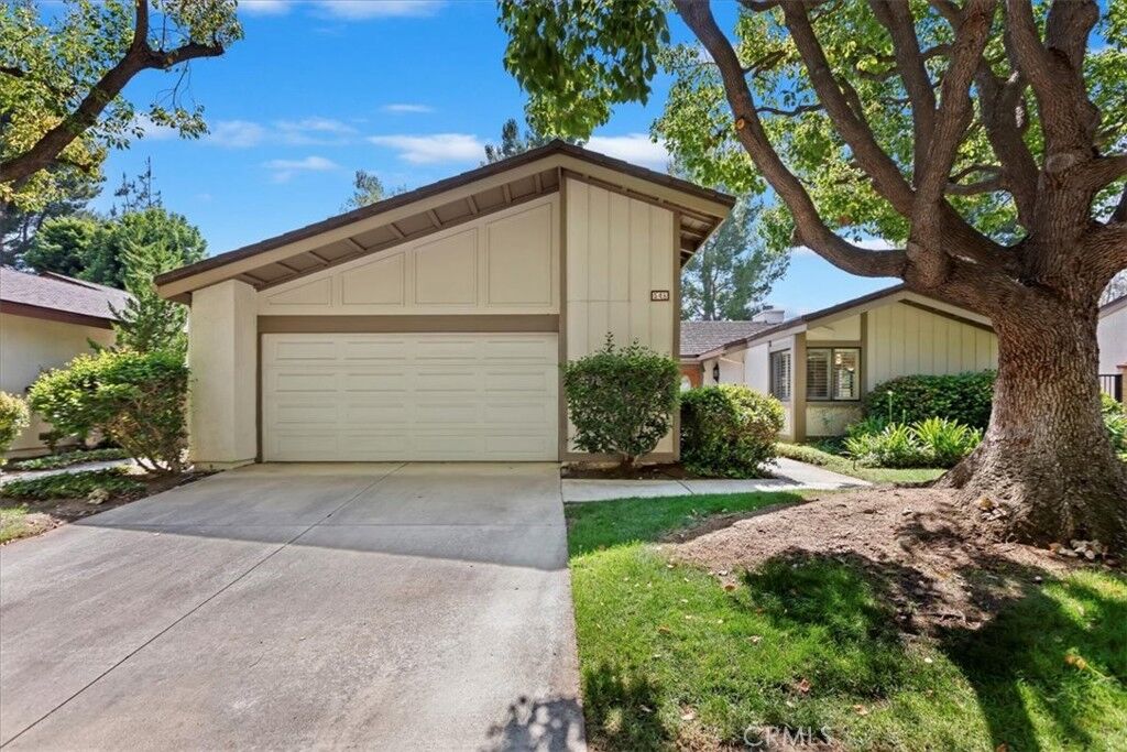 Property Photo:  548 Via La Paloma  CA 92507 