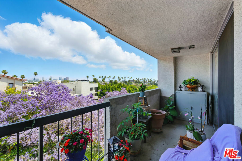 Property Photo:  321 N Oakhurst Drive 606  CA 90210 