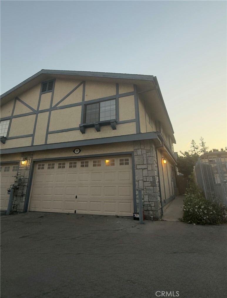 Property Photo: 18435 Keswick Street 10 CA 91335