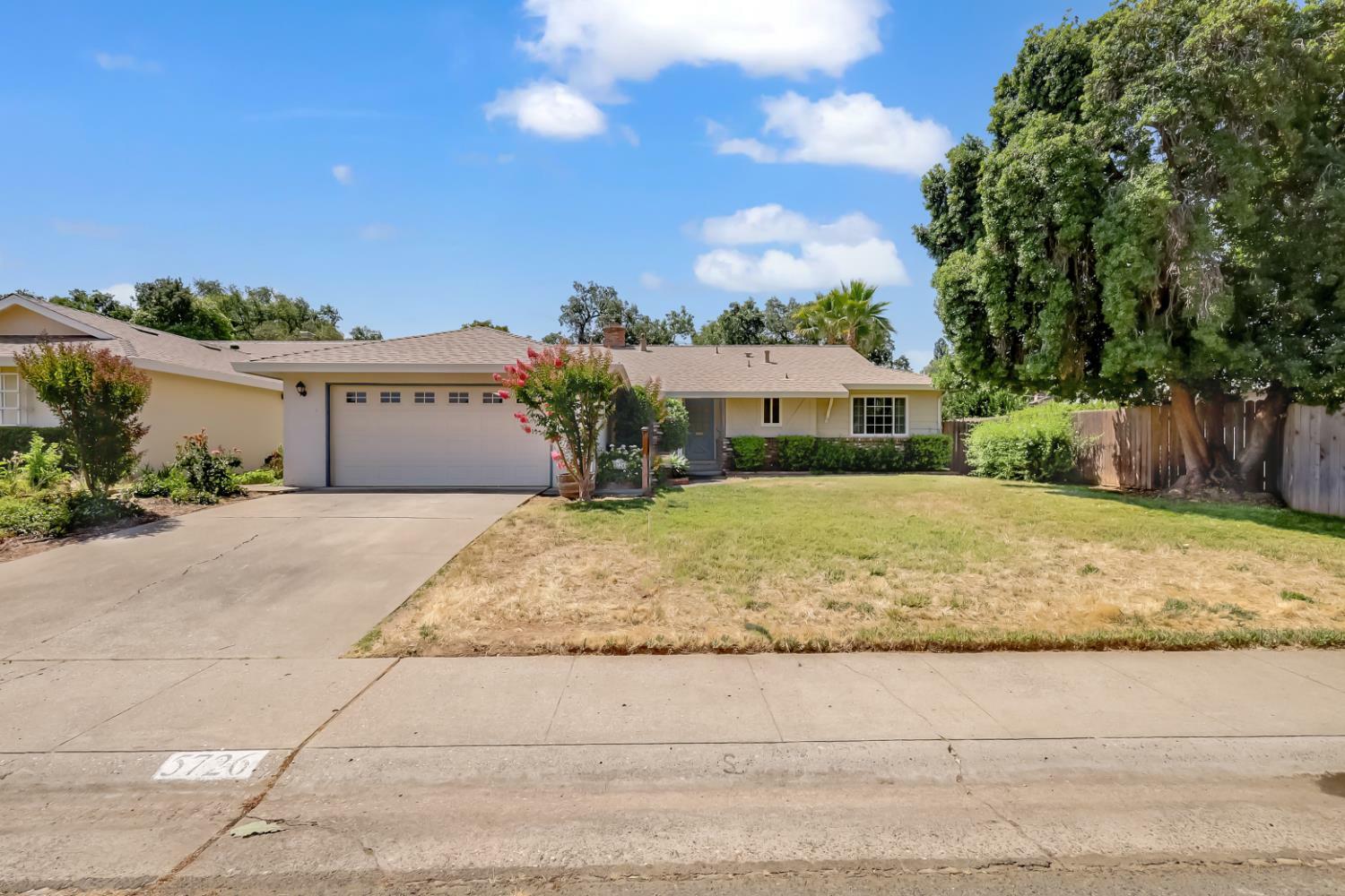 Property Photo: 5726 Verde Cruz Way CA 95841