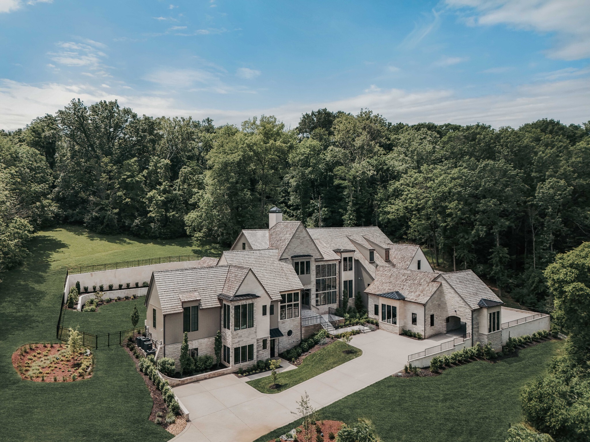 Property Photo: 235 Robin Hill Rd TN 37205