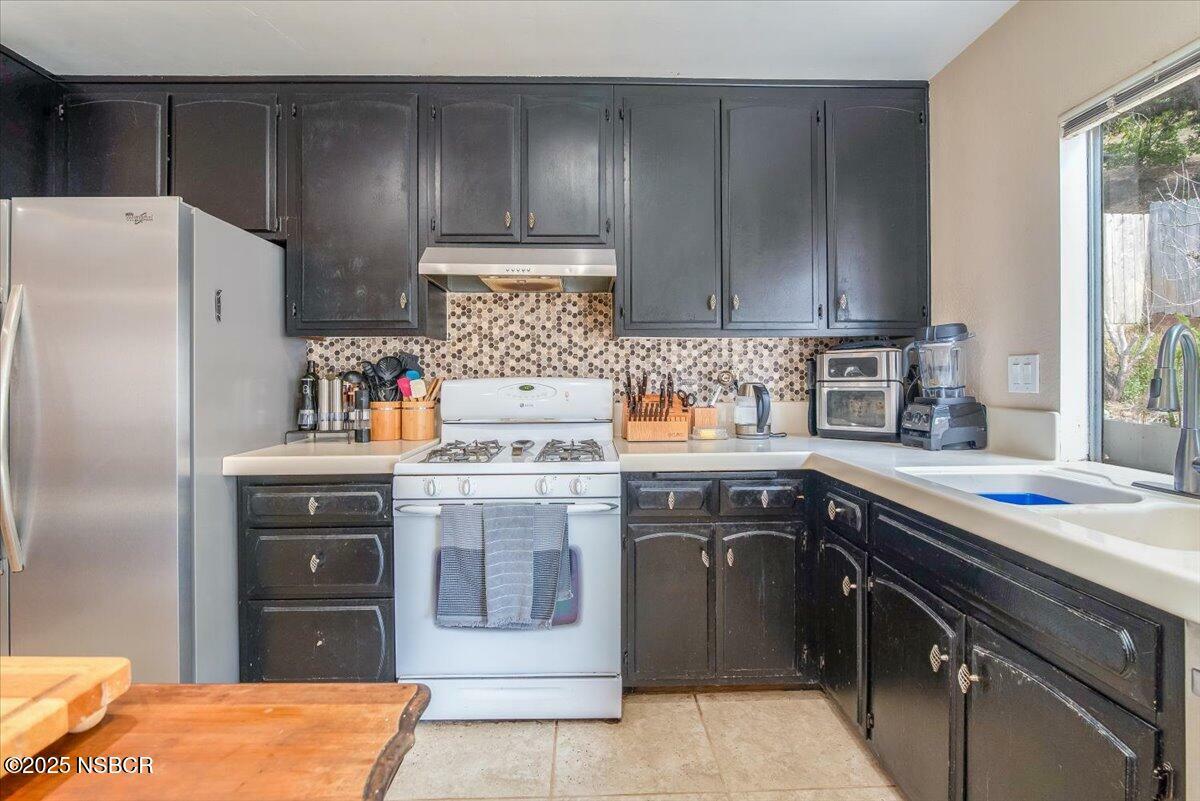 Property Photo: 1116 E Hickory Avenue CA 93436