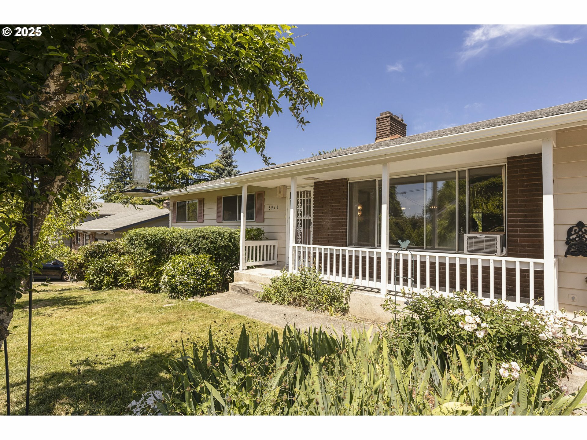 Property Photo: 6935 SE Cavalier St OR 97267