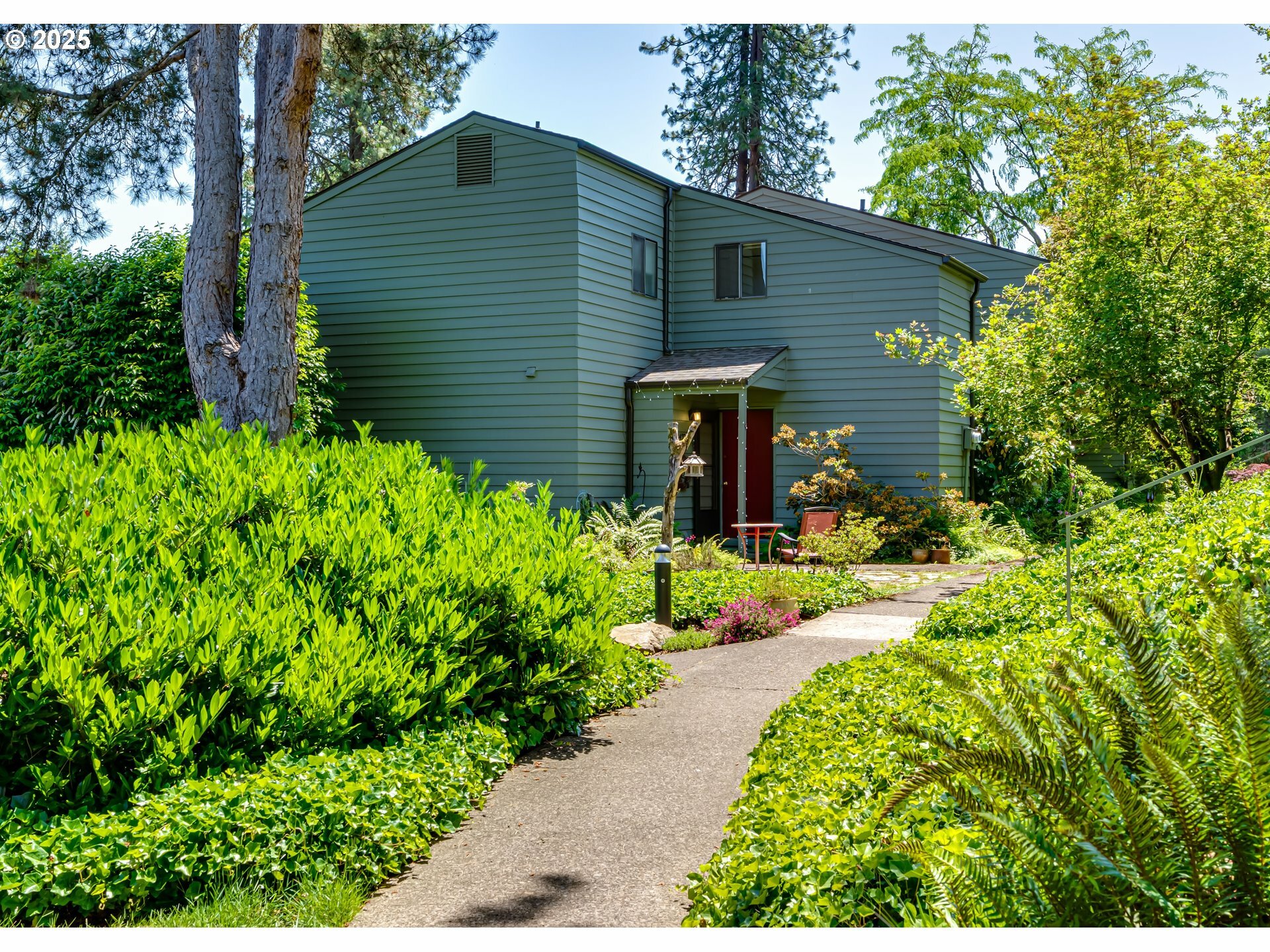 Property Photo: 4427 Fox Hollow Rd 5 OR 97405