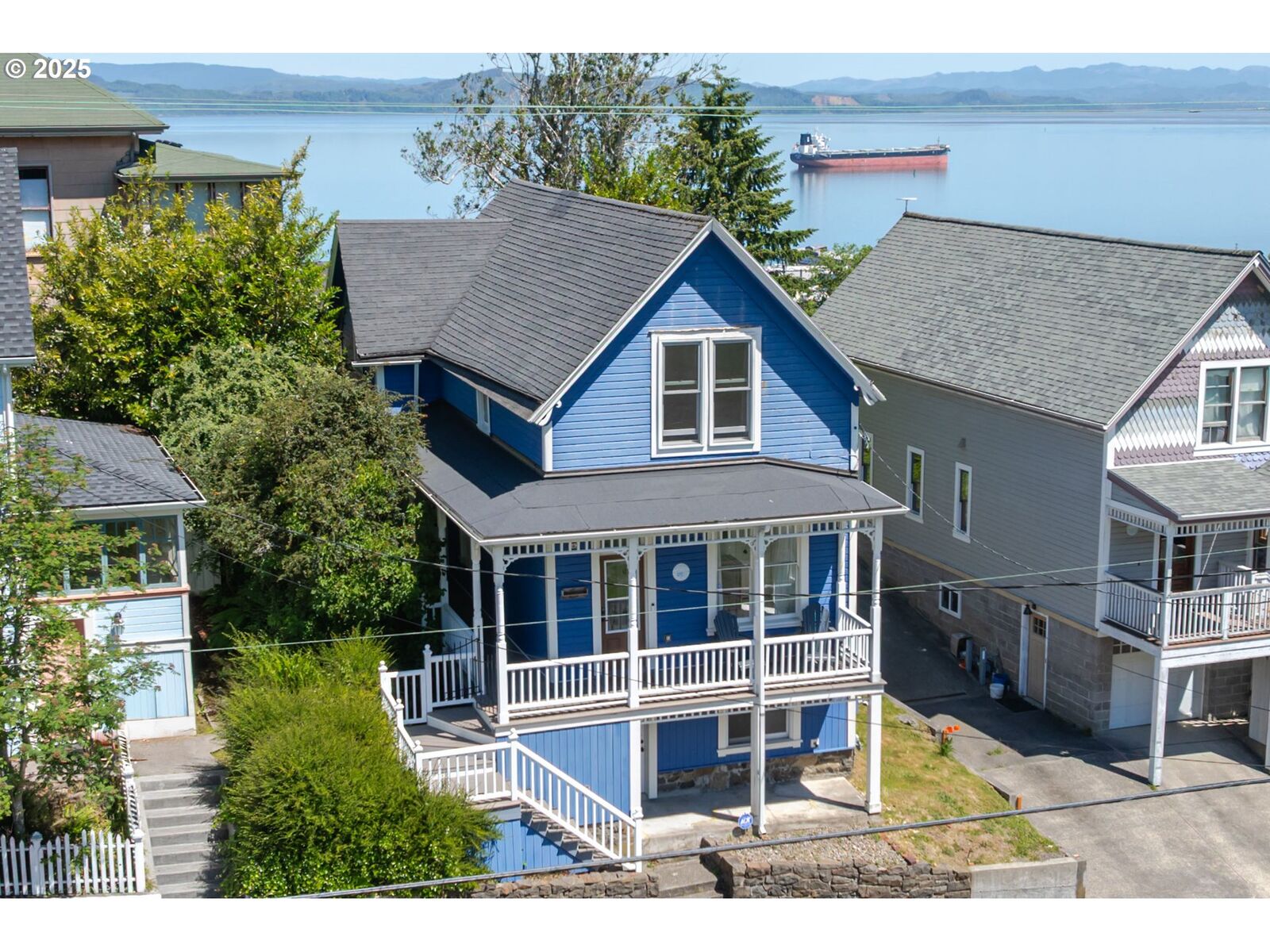 Property Photo:  842 Irving Ave  OR 97103 