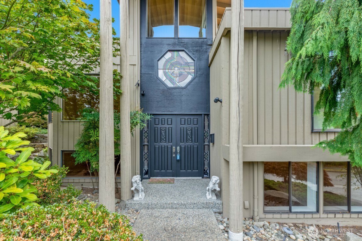 Property Photo:  2558  Constance Drive W  WA 98199 