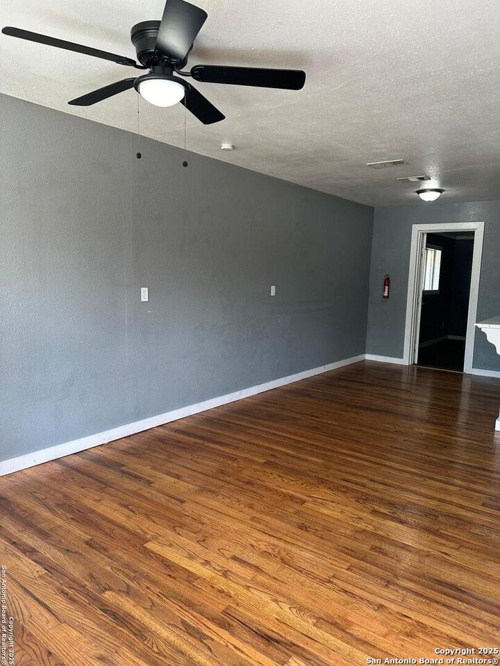 Property Photo: 311 Glamis TX 78223