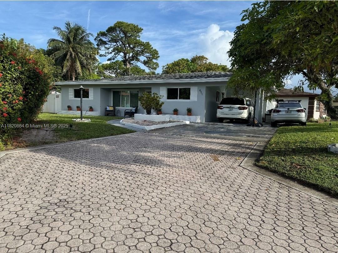 Property Photo: 651 E Evanston Cir FL 33312