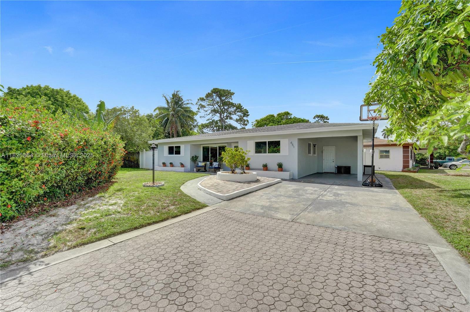 Property Photo: 651 E Evanston Cir FL 33312
