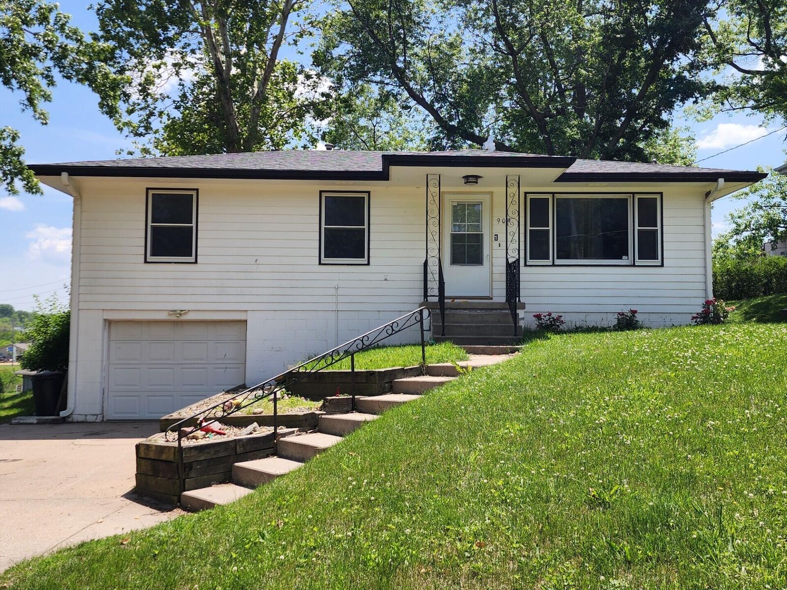 Property Photo:  909 Arnold  Street  IA 51534 