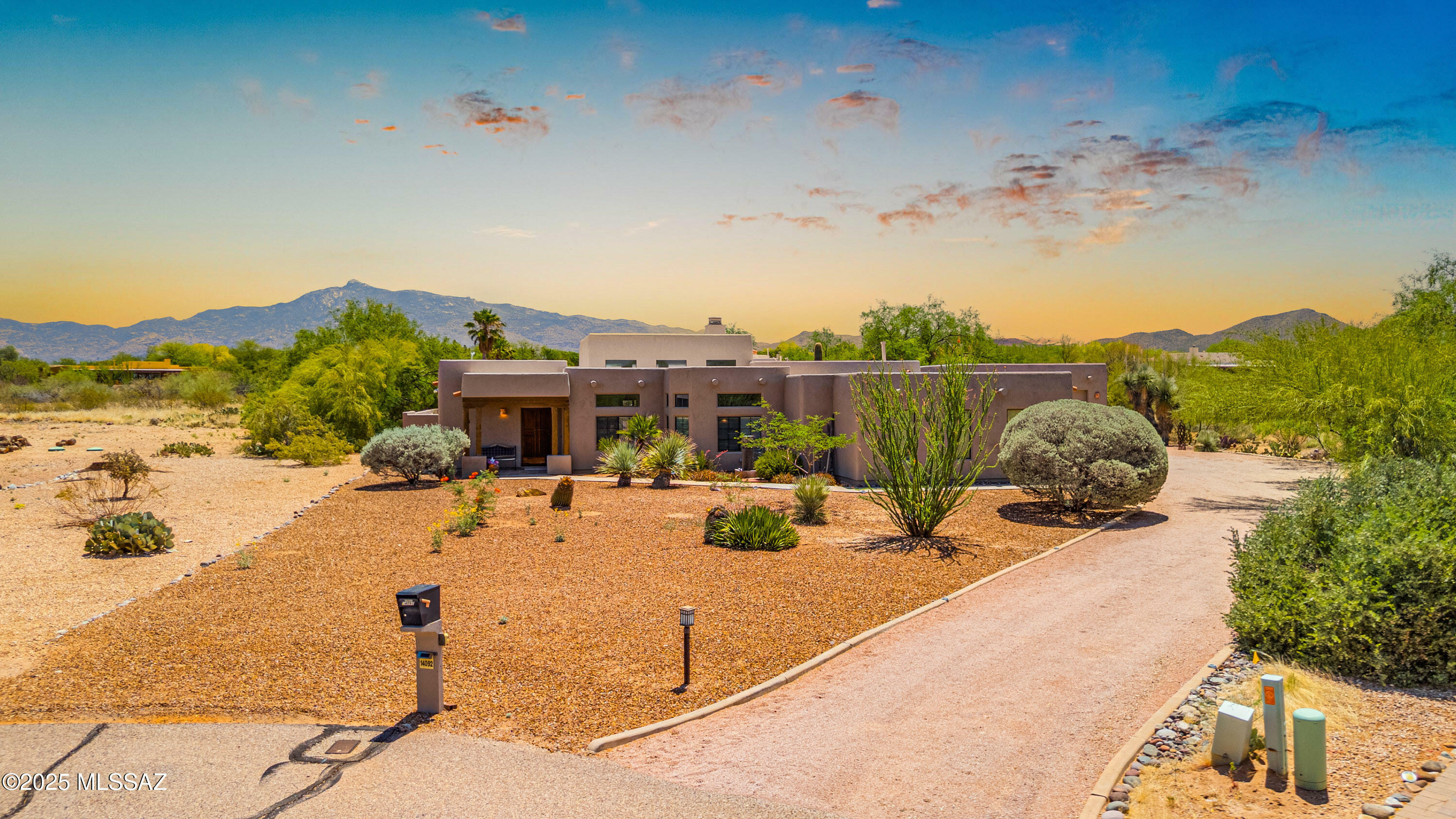 Property Photo: 14092 E Placita Mochuelo AZ 85641