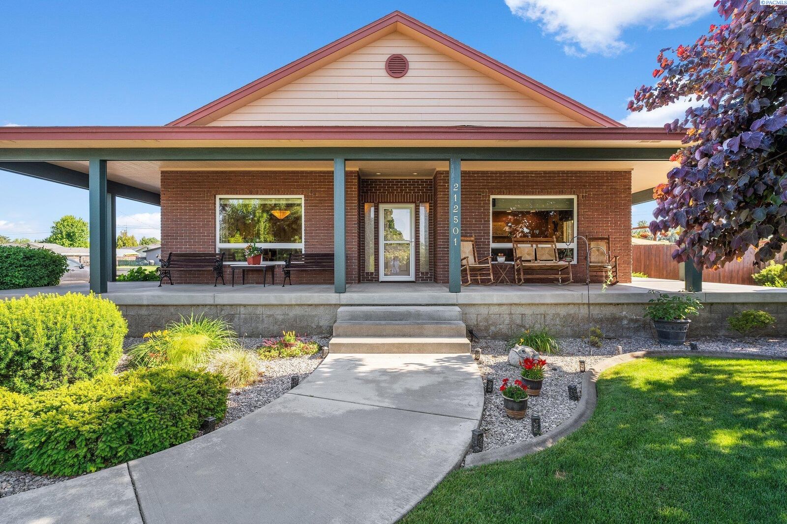 Property Photo: 212501 E Finley Rd WA 99337