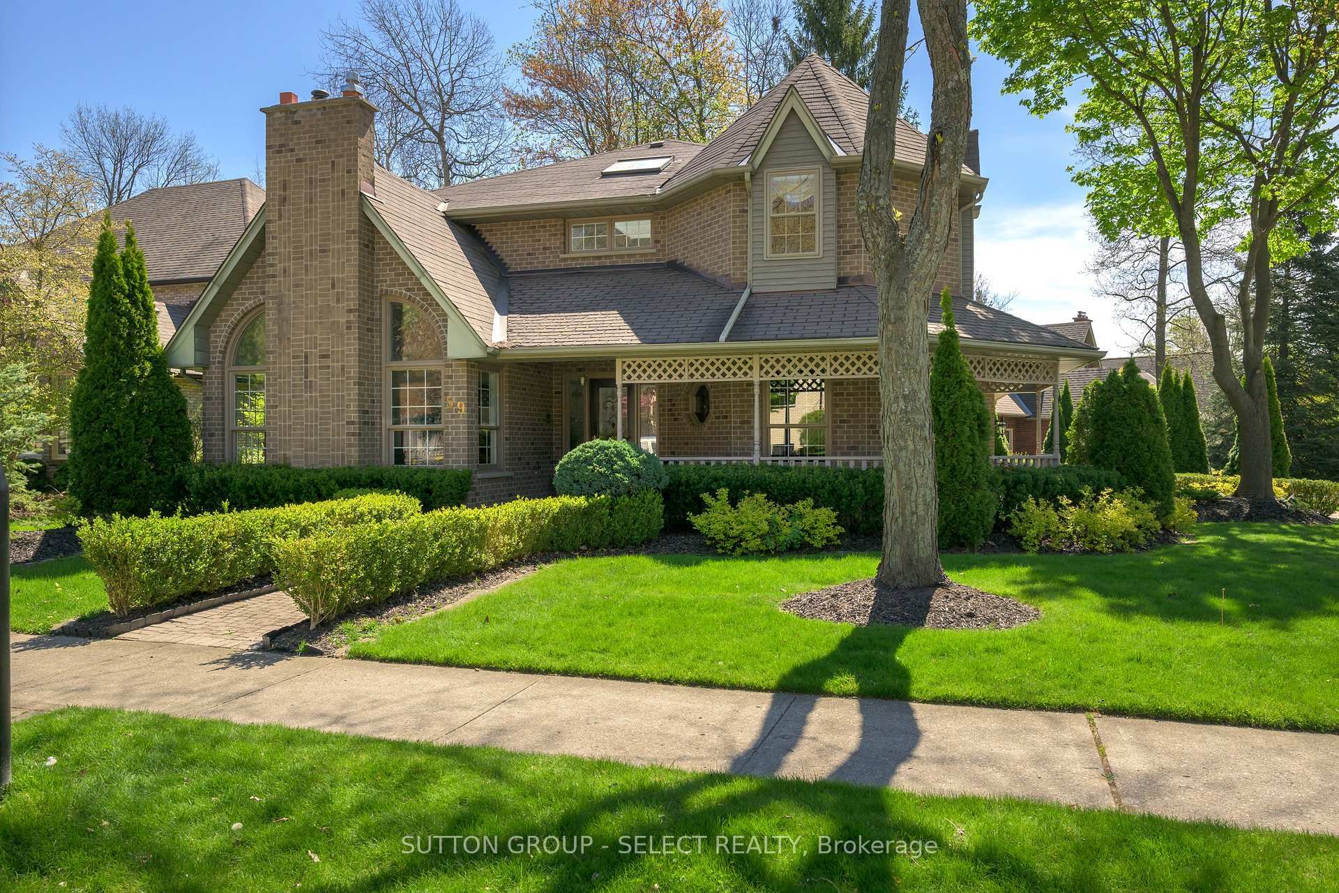 Property Photo: 59 Heathdale Court ON N6K 4B1