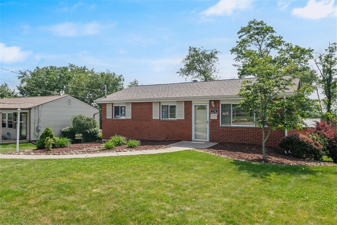Property Photo: 756 Illini Dr PA 15146